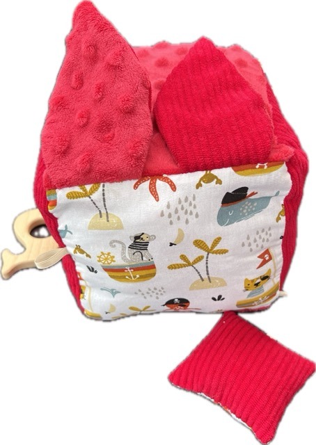 Visuel N°2 du produit rappelé : Cube d'éveil comportant un ajout en bois